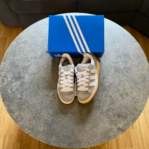 Adidas campus 00s - Helt nya adidas campus gråa. Storlek 38 2/3. Box och kvitto finns. Skriv till mig vid eventuella frågor‼️