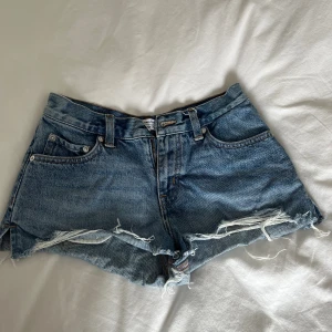 Lågmidjade jeansshorts  - Bra skick, köpta för 600 kr förra året men inte mycket använda, köparen står för frakten