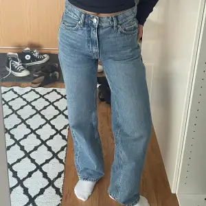 Jeans från gina tricot i rak modell med låg/ mid waist. Sparsamt använda 