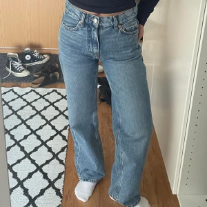 Mid waist jeans - Jeans från gina tricot i rak modell med låg/ mid waist. Sparsamt använda 