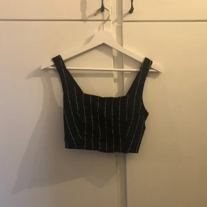 kostym topp - super söt randig kostym topp med myyycket stretch men som ändå även för mig med större byst håller åt💗 använd men syns knappt så i väldigt bra skick 