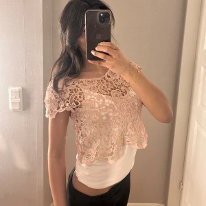 Spetstopp  - Gullig rosa spetstopp som fungerar perfekt över ett linne! Hör av dig vid frågor💓