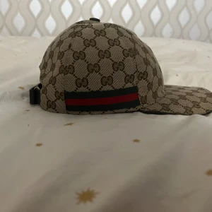 Äkta gucci keps - Äkta beige gucci keps. Storlek M. Inga tillbehör finns men 100% äkta. Skriv för fler bilder.
