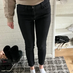 Låg midjade jeans - Svarta låg midjade jeans från Jeans by jackpot.  I bra skick. Storlek 29x32.
