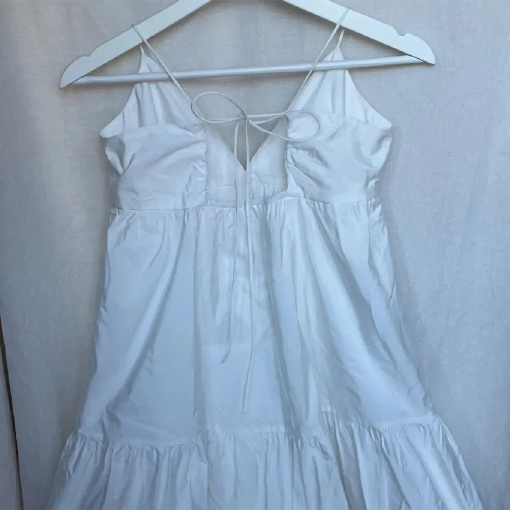 Jättefin klänning från zara💗 Använd fåtal gånger så väldigt fint skick. Säljs inte längre . Klänningar.