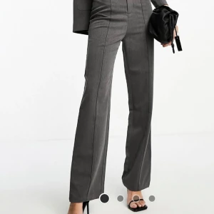 Helt nya byxor  - Jag säljer helt nya byxor, hann inte göra en retur i tid.   4th & Reckless - Angola - Mörkgrå byxor med raka ben i storlek EU 34. 