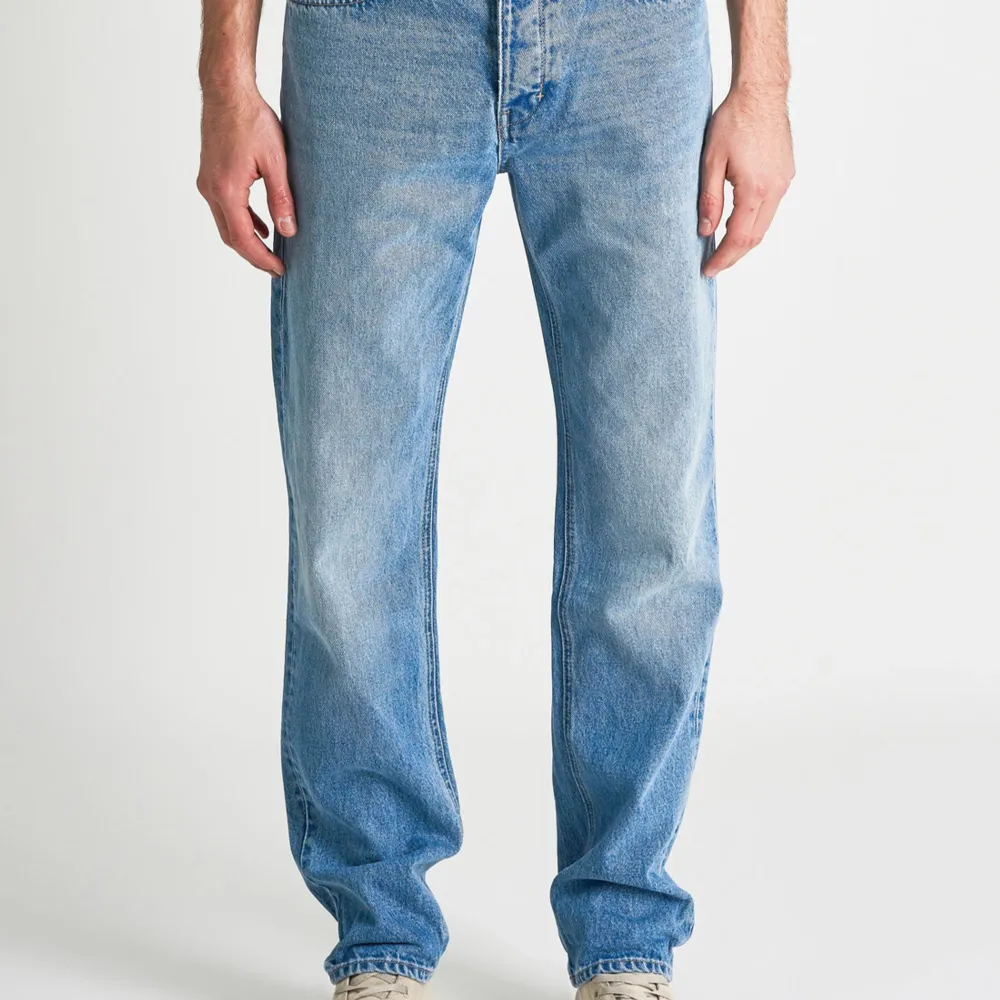 Jeans från Neuw, modellen heter Studio Relaxed. Nypris 1299kr.  Lite lösare passform, raka ben. Size 30:32. Sparsamt använda, så mkt fint skick.  Hör av dig om du undrar något  💬. Jeans & Byxor.