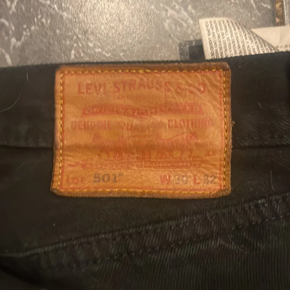 Svarta Levis 501 jeans i storlek 30/32 har inte använt dom på flera år rätt bra skick . Farkut & Housut.
