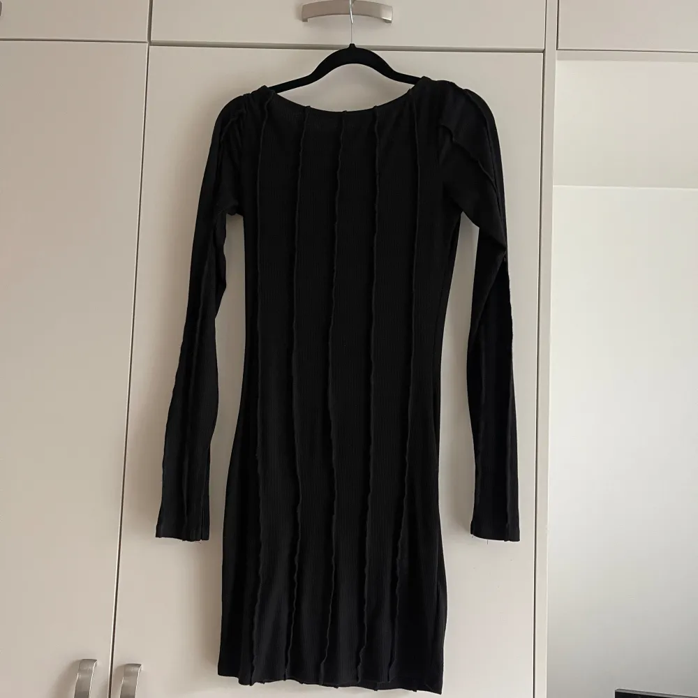 En klänning från Hanna Schönbergs kollektion med NAKD 🖤. Klänningar.