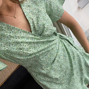 Vero Moda klänning - Säljer denna sjukt fina klänningen med volang och band i midjan från Vero Moda! Sparsamt använd och inga defekter finns!💓💓