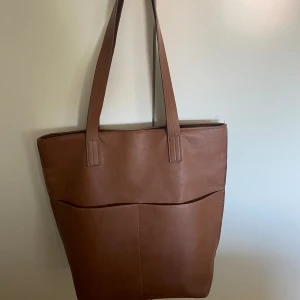 Väska - Fin lite större handväska som är väl omhändertagen!!😍😍🥰