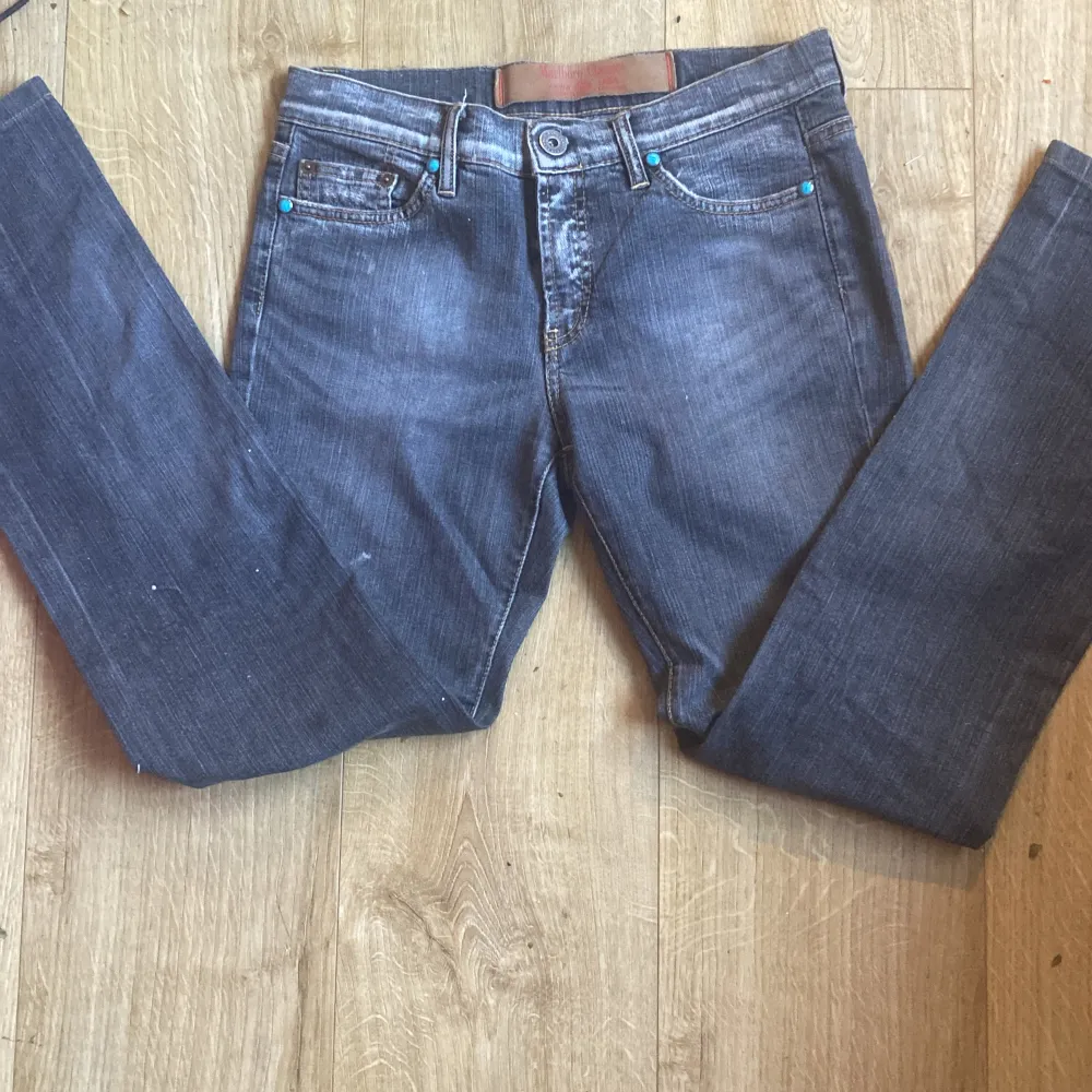 låga jeans med blåa detaljer på bakfickorna, midjemått 40cm och benlängd 100cm💗. Jeans & Byxor.