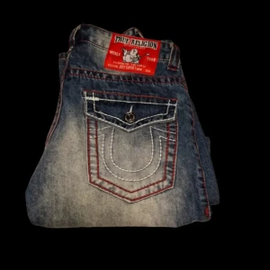 True Religion fat stitch - AS feta joey super t med röd o vit stitching storlek 30 perfekt skick säljer pga att de inte passade tyvärr pris kan diskuteras