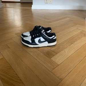 Jordans low  - Storlek 40,5 . Använda men inget fel på dom!