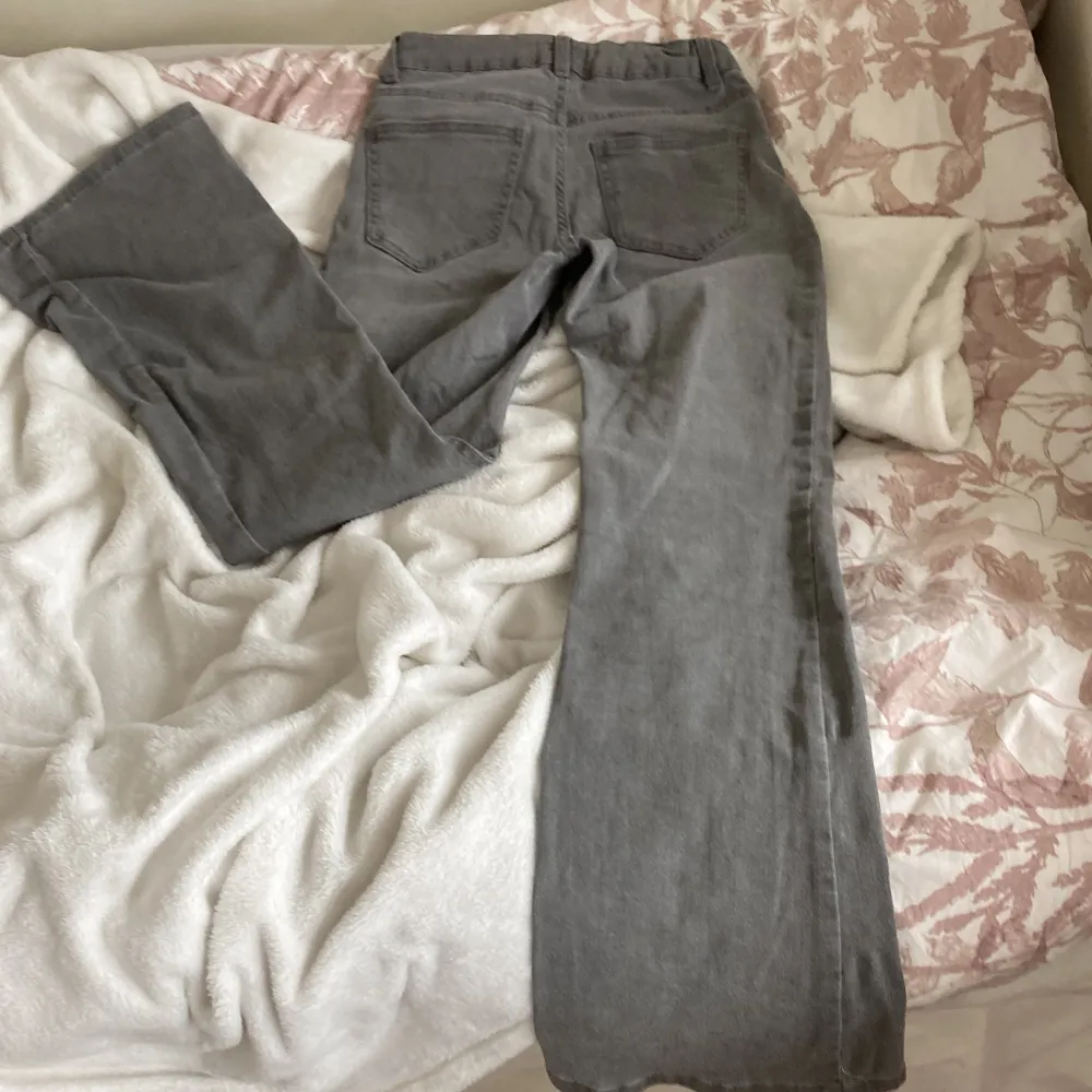 Super fina bootcut jeans från Lindex! Sorlek 158. Super fint skick, nästan som nya. Säljer då dem är lite stora❤️. Farkut & Housut.