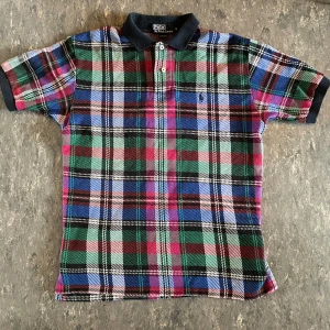 Vintage Polo Ralph Lauren Piké - Asgrisch Polo Ralph Lauren piké till ni stockholmsstekare eller chief keef wannabees😂🤣🤣 Fick denna av min farsa så vet inte riktigt hur gammal den är men antagligen från 90- eller 2000-talet, om du har några frågor är det bara att skicka in!