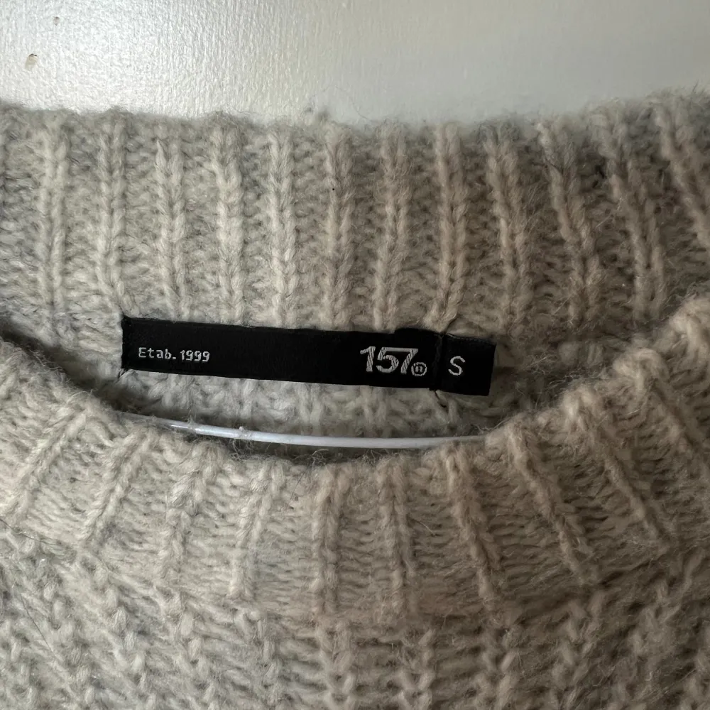 jättefin stickad tröja ifrån lager 157 aldrig använd bara prövad 1-2 ggr. nyskick💕 priset kan diskuteras så skriv till mig om du är intresserad 😊 tröjan är lite stor i storleken. nypris 150kr. Stickat.