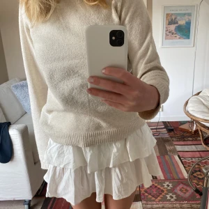 Vit kjol  - Fin vit volangkjol. Skriv för blir bilder eller frågor:)