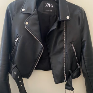 Skinnjacka zara - Skinnjacka från zara. Säljer då den inte används, storlek xs