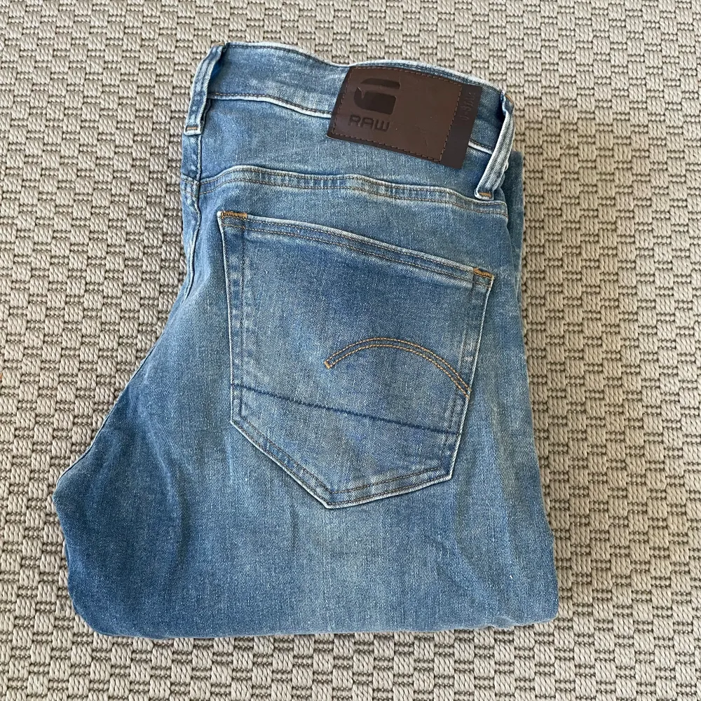 Tjena! Säljer nu dessa schyssta jeans från G star raw i fint skick | Modell: Skinny, liknar dondup george | Kom privat för frågor eller fler bilder 🙌. Jeans & Byxor.