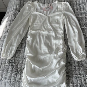 Vit klänning - Säljer min studentklänning som jag tänkte ha, men köpte en annan så därför säljer jag denna. Den är inte genomskinlig och sitter super fint🩷