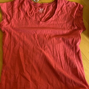 Röd t-shirt - Fin röd t-shirt i bra skick, storlek S💜 Skriv vid frågor!🫶