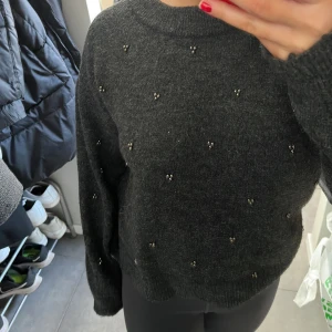 Grå stickad tröja - En fin grå stickad tröja med fina detaljer. Som är i bra skick