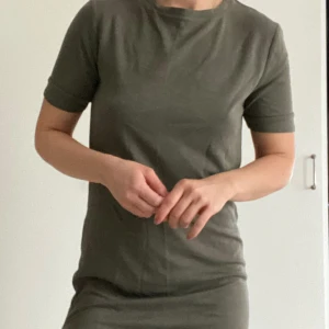 Klänning S - Mörkgrön rak vardagsklänning med slits, väldigt skön och behaglig! Från bikbok XS, toppenskick behöver bara strykas :)