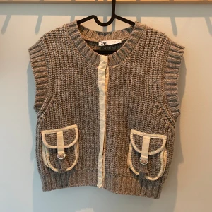 Stickad väst från Zara - Super snygg stickad väst från zara, köpt i Barcelona (aldrig använd)