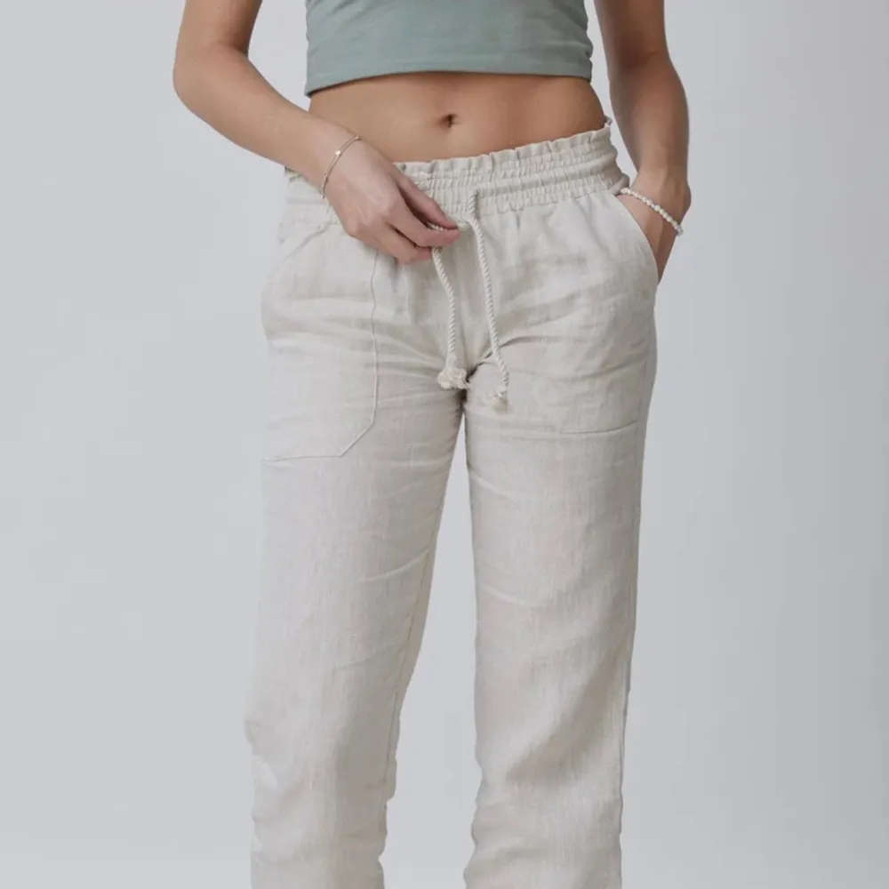 Linnebyxor-beige- från Skagen clothing- ny pris 799kr.  Dom är skrynkliga men det är bara att stryka dem så är dem som nya!  Inga defekter och knappt använda! Har snörning så man kan knyta och dem är lågmidjade! Passar mig som är 180 i längden🩷. Jeans & Byxor.
