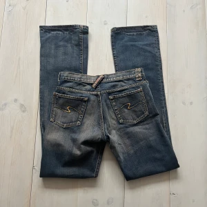 Lågmidjade jeans - Snygga Lågmidjade jeans med rosablå tvätt. Köpta på vestiare och knappt använda av mig. W28 L32, passar M skulle jag säga.