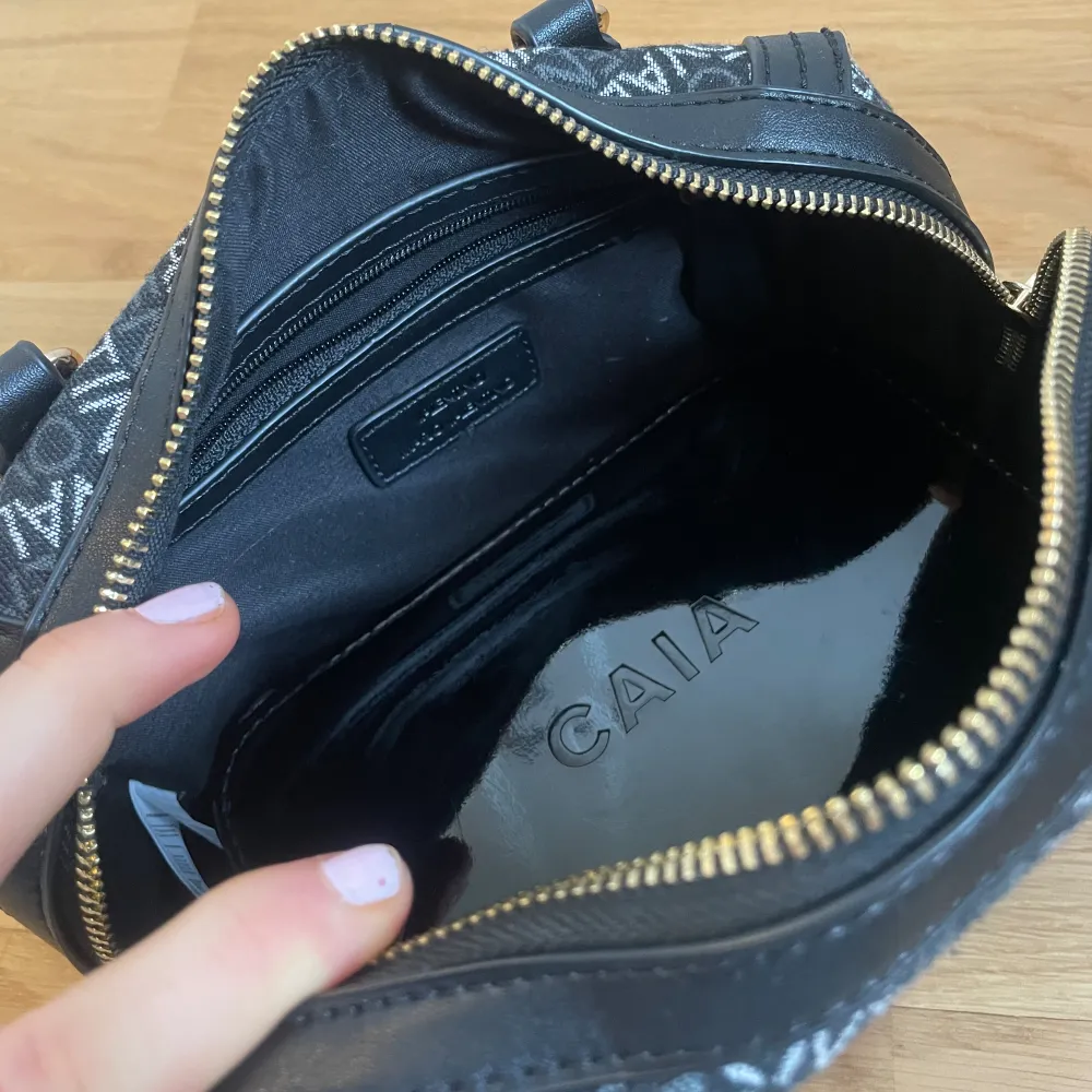 Så snygg Valentino väska i perfekt storlek. Funkar till allt! Har digitalt kvitto, skriv för fler frågor❤️. Tillkommer längre helt oanvänt axelband . Väskor.