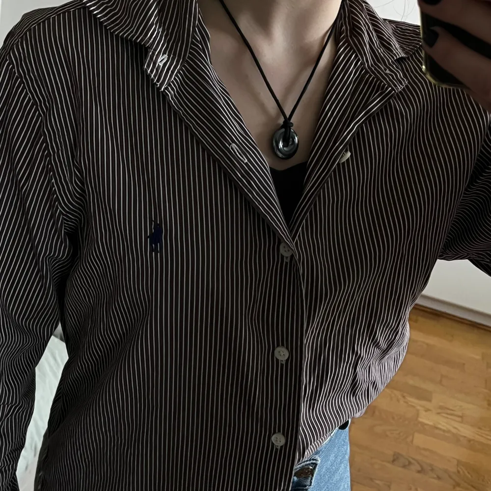 Brun Ralph Lauren skjorta i storlek M, aldrig använd☺️. Skjortor.
