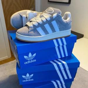 Adidas campus 00s  - Helt nya och jättesnygga campus 00s perfekt till våren. Det är väldigt stor efterfrågan på dem och de är slutsålt överallt. Först till kvarn. Skriv för fler bilder. Box och kvitto finns. 