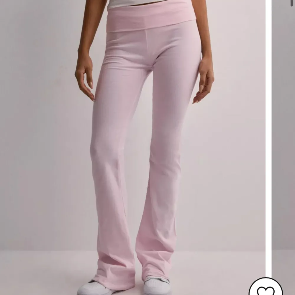 superfina ljusrosa ”soft chill pants” från Nelly💕💕nyskick, säljer då de är lite för korta på mig . Jeans & Byxor.