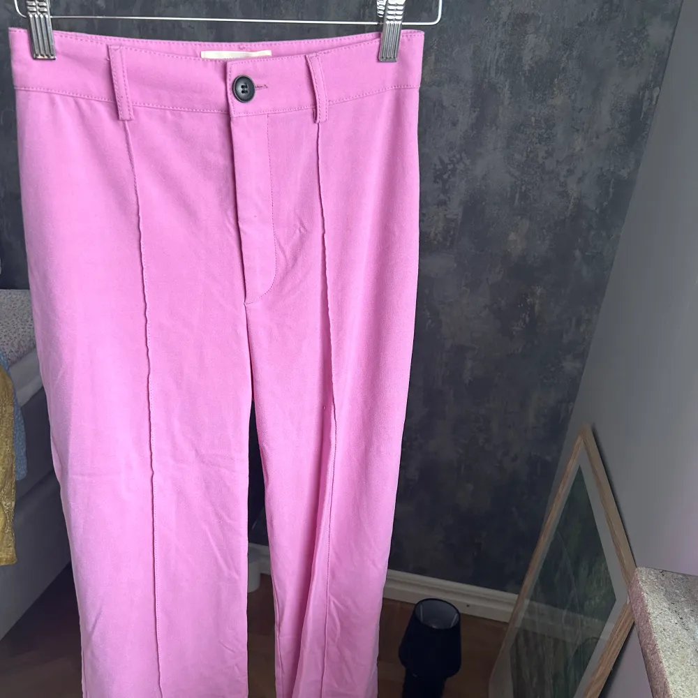 Så snygga rosa byxor som blivit för små för mig 🌸 passar bra på mig 168 cm🫶🏼. Jeans & Byxor.