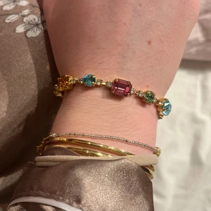 Caroline svedbom armband - Hej! Jag säljer detta superfina armbandet från Caroline svedbom. Grunden på armbandet är guld med färgglada stenar. Det finns inte kvar i denna färg men bilden på nummer 2 är på samma armband fast i olika färger❤️❤️armbandet kostade 1300kr i nypris😘