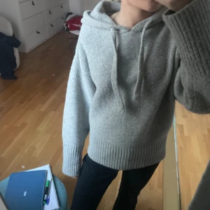 Stickad Hoodie  - Hej säljer denna populära stickade Hoodien från zara den är lite lite nopprig men går att fixa💕