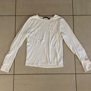 Vit långärmad tröja - Vit långärmad tröja från Lager 157. Stl M! Lite loose men samtidigt fint figursydd mot kroppen. Bra skick.