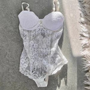 Spetsbody  - Body i spets med bh-kupa. Storlek 36 så passar främst någon med liten byst ca a-b kupa. Har ett litet hål nedtill tyvärr. 