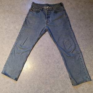 Raka jeans från weekday Finns ett hål i fickan men annars är de i toppen skick. Ganska nyligen köpta storlek w33 l34