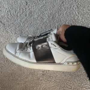 Valentino skor - Säljer mina fina Valentinos och då jag vill köpa några andra skor istället! De är mycket sparsamt använda och skulle säga att skicket är 7,5/10. 2 första bilderna är mina och de sista är lånad! Box o äkthetsbevis medföljer