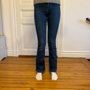 Utsvängda jeans - Från zara storlek 34