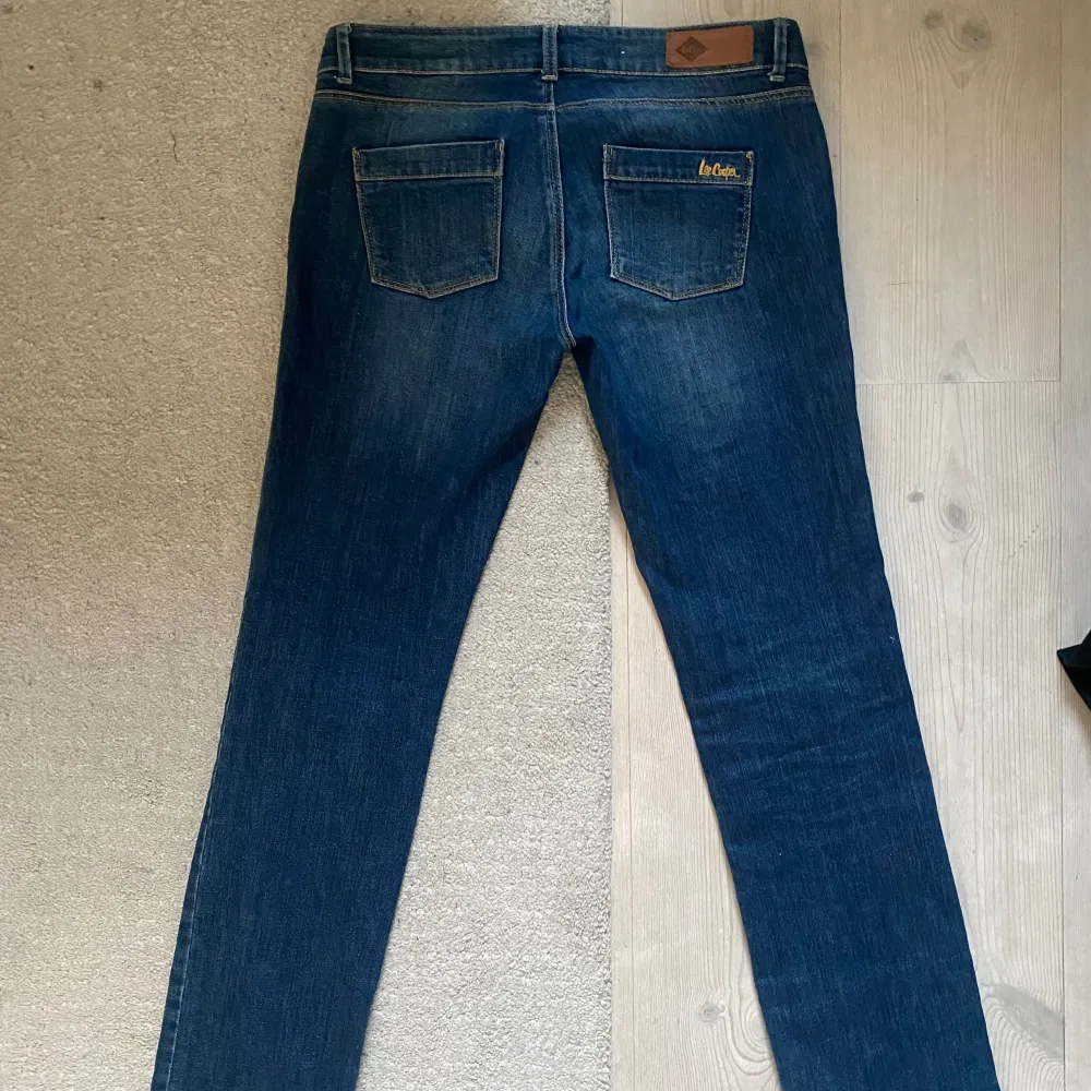 Superfina lågmidjade jeans från Lee! De är raka i benen och har lite stretchigt material! Midjemåttet är 41cm och innerbenslängden 84cm💙 . Jeans & Byxor.