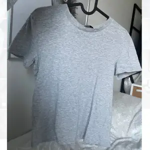 Jag säljer denna gråa t-shirt som är i ny skick🫶🏻