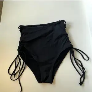 Bikiniunderdel med Snörning från H&M, i storlek 34. Oanvänd, med lapparna kvar. Köparen betalar för frakten🥰❤️