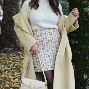 Kjol i vävt material - Kjol i tjockt vävt material. Aldrig använd. Från Shein. Storlek 38