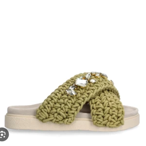 Inuikii tofflor - Inuikii tofflor använda en sommar så i fint skick!! 