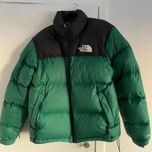 Grön The North Face 1996 retro nuptse dunjacka i nyskick! Säljer den pga att den är för stor för mig, bara använd kanske 2-3ggr. Köparen står för frakt!