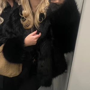 Pälsjacka - Så snygg svart pälsjacka från Gina i stl XL men passar S-M!! den är egentligen croppad i modellen men på mig blir de som en oversized jacka🥰❤️ (2bilden är en liknande, 1 bilen är den jag säljer)